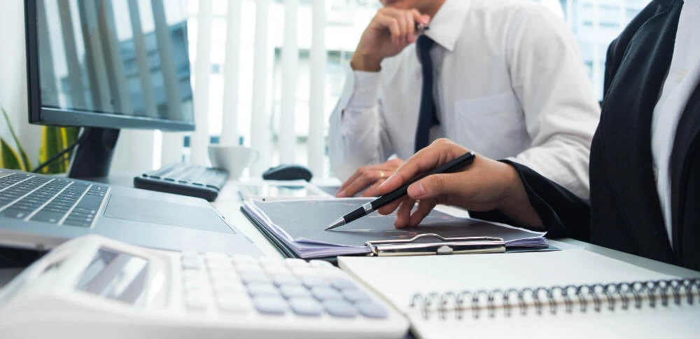 הצעד הבא לאחר הקמת חברה ורישומה הפורמאלי ברשם החברות, הינו פתיחת תיקים לחברה ברשות המסים: בתחילה במשרדי מע"מ ואחר כך במשרדי מס הכנסה.